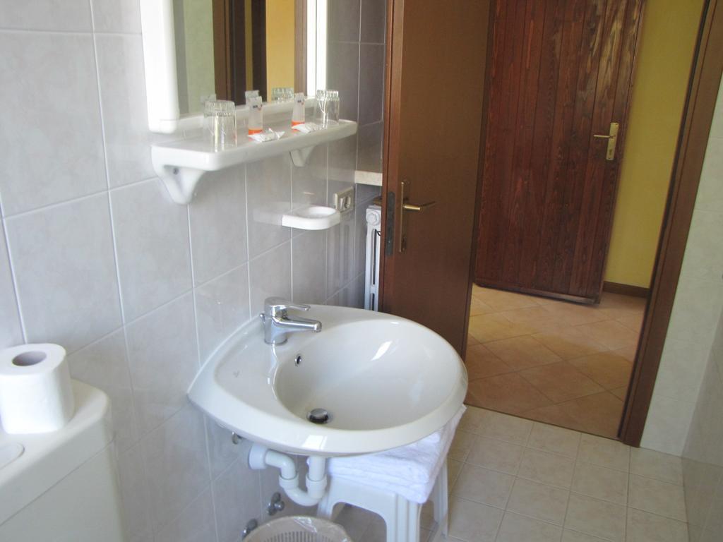 Villa Girasole Тори дел Бенако Стая снимка